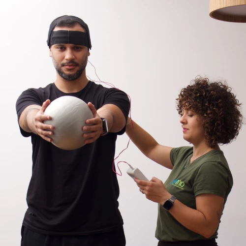 Sessão de neuromodulação não invasiva (ETCC) com exercício funcional na Gomo Reabilitação Neurofuncional