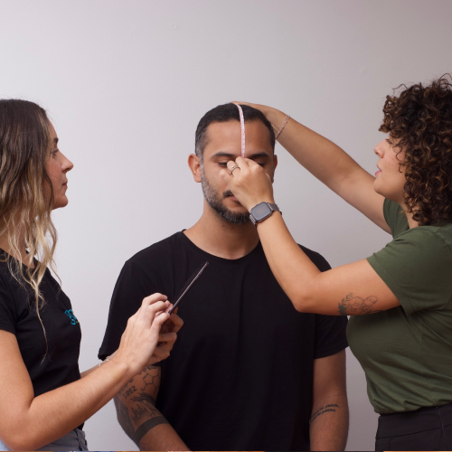 Equipe Gomo realizando avaliação craniana precisa em paciente adulto