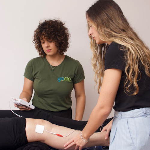 Equipe da Gomo configurando eletroestimulação periférica em membro inferior de paciente