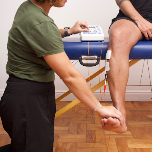 Ajuste de eletrodos para estimulação funcional no pé e tornozelo durante reabilitação na Gomo