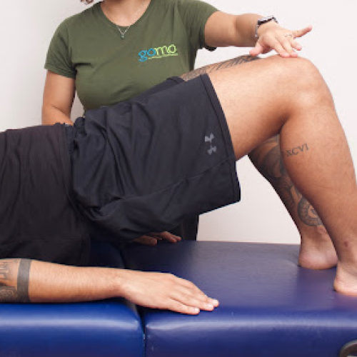 Fisioterapeuta da Gomo orientando exercício de fortalecimento glúteo em paciente