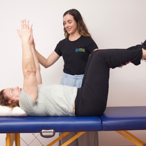 Fisioterapeuta da Gomo guiando exercício de fortalecimento abdominal em paciente idosa