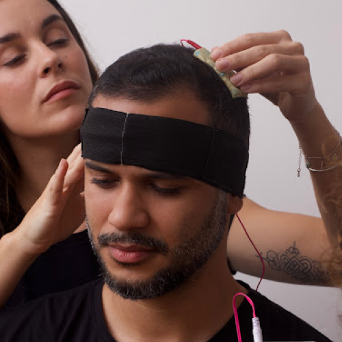 Fisioterapeuta da Gomo posicionando eletrodo para neuromodulação transcraniana não invasiva
