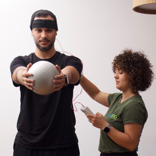 Sessão de neuromodulação não invasiva (ETCC) com exercício funcional na Gomo Reabilitação Neurofuncional