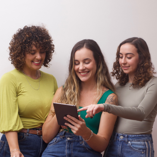 Equipe feminina da Gomo Reabilitação Neurofuncional compartilhando resultados de tratamento