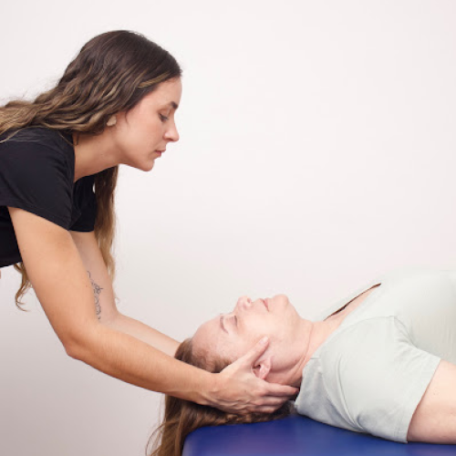 Sessão de fisioterapia neurofuncional para paralisia facial na Gomo Reabilitação