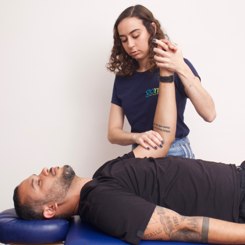 Fisioterapeuta da Gomo avaliando paciente durante sessão de reabilitação neurofuncional